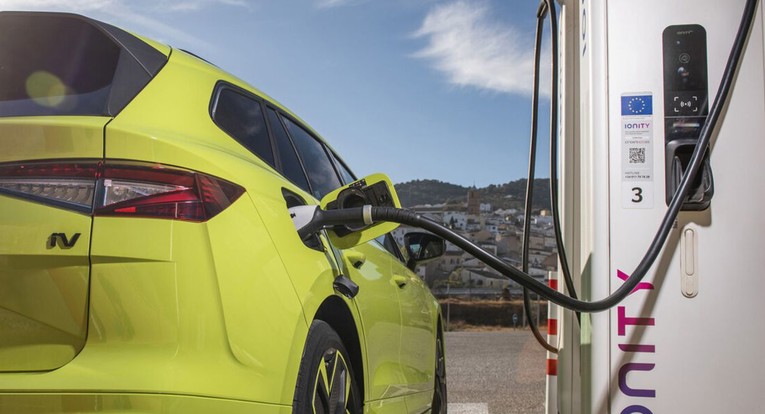 Британија воведува данок на километар поминат со електрично возило