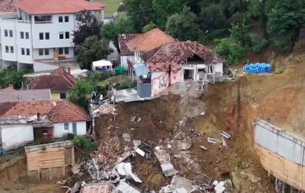 Драматично во Нови Пазар: Половина куќа виси во бездна, свлечиштето ја носи (ВИДЕО)