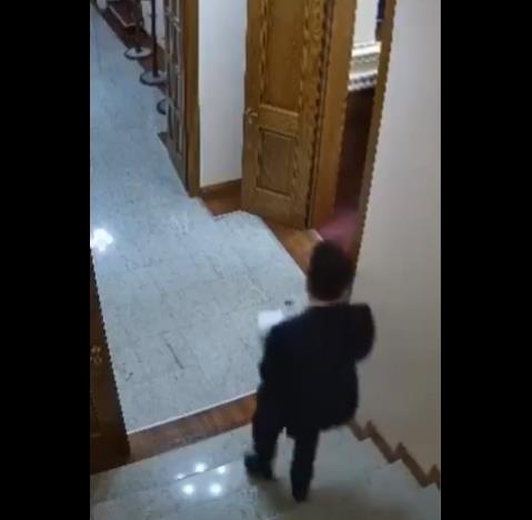 Опозициски пратеник во Албанија украде доверлив документ поврзан со воениот договор меѓу Албанија и САД