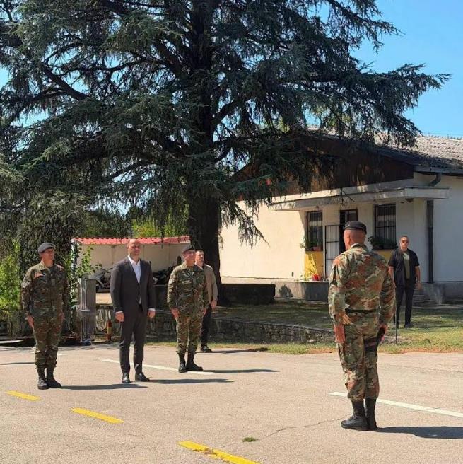 Министерот Мисајловски во посета на касарната „Јане Сандански“ во Штип