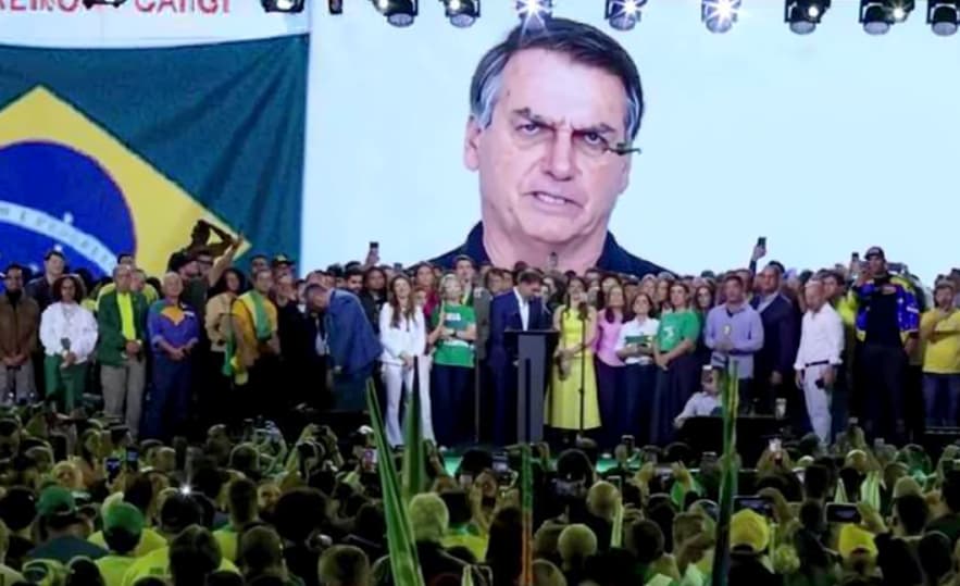 Болсонаро не смее јавно да се појавува, па настапи како аватар на митингот на син му (ВИДЕО)