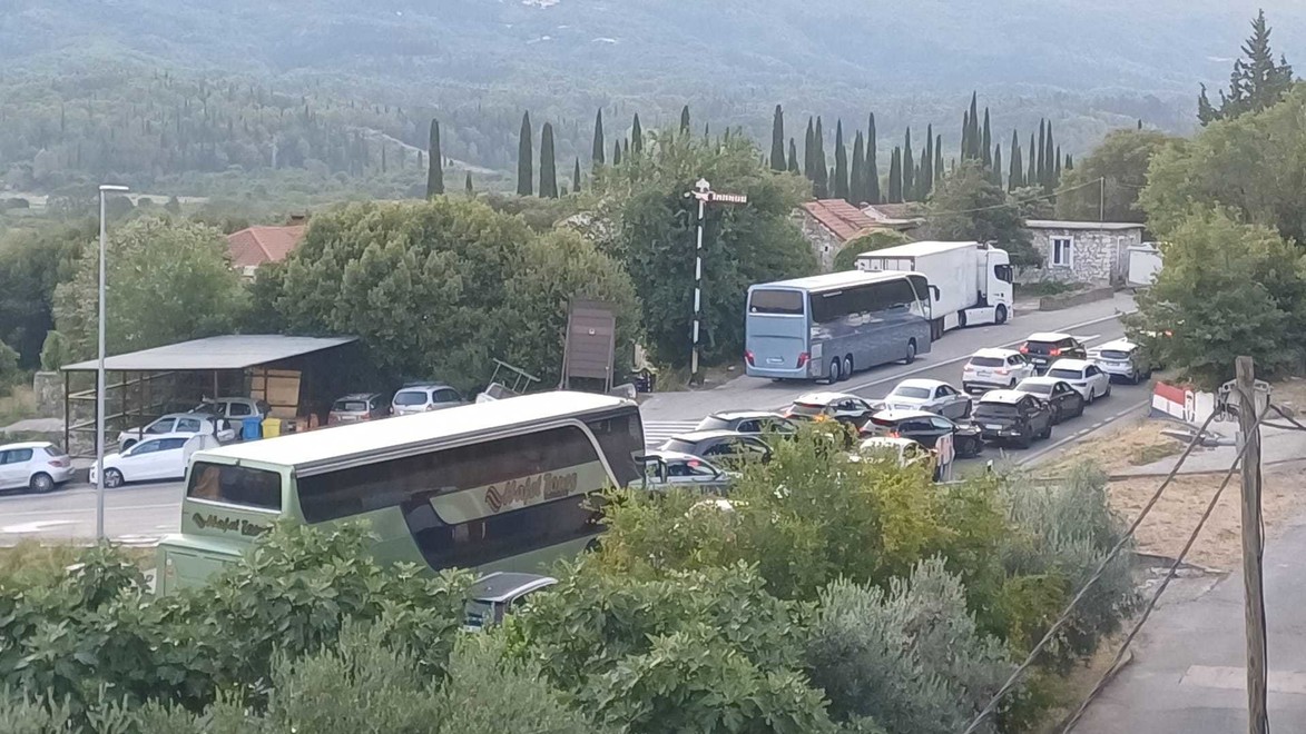 Колоните возила на југот на Хрватска надминуваат 20 километри, локалното население ги прима патниците во своите домови
