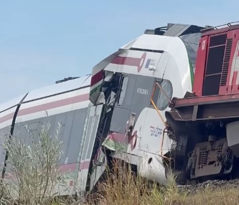 Се судрија товарен и патнички воз во Хрватска машиновозач е тешко повреден (ВИДЕО)