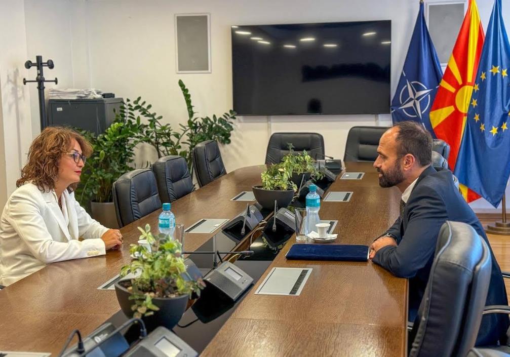 Министерот за правда, Јетон Шасивари, оствари работна средба со директорката на Академијата за судии и јавни обвинители, Ирина Трајкоска Стрезоски