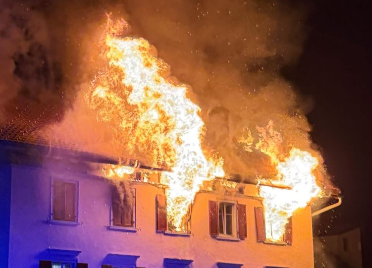 Пет лица се исчезнати во пожар во Швајцарија, осум повредени