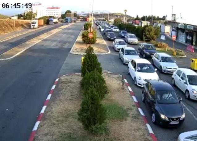 Долга колона автомобили е забележана утрово на граничниот премин Богородица