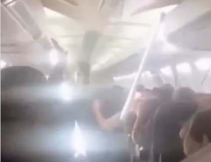 Паника во Боинг 737: Патниците врескаат, паѓа таванот- авионот останал без пнеуматици (ВИДЕО)