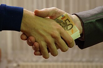 Инспекторка за храна е фатена со мито од 250 евра- обвинителството бара притвор