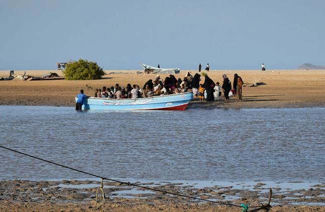 Најмалку 109 мигранти загинаа кога бродот се преврте во близина на Џибути