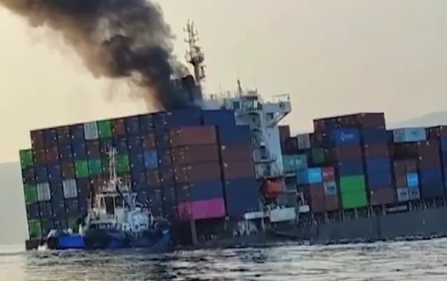 Товарен брод потона во близина на Ормутскиот теснец, контејнери се расфрлани низ морето (ВИДЕО)