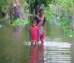 Големи поплави во Бангладеш: Загрозени се два милиони луѓе