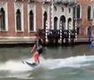 Градоначалникот на Венеција: Двајца арогантни идиоти го исмеваат нашиот град (ВИДЕО)