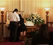 Морбидно: Работници од погребално во Тексас го испуштиле мртовецот по скали, семејството во шок