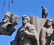 Во Киев почнаа да уриваат споменик, изграден во чест на пријателството меѓу Русија и Украина