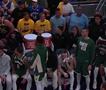 НБА кошаркар дивее на теренот- намерно со топка ги гаѓа навивачите (ВИДЕО)