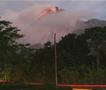 Ерупција на вулканот Ибу на оддалечениот индонезиски остров Халмахера