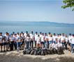 Вработени од Охридскиот аеродром го чистеа брегот на Охридското Езеро