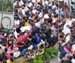 Ужас во Индија: Најмалку 107 загинати во човечко стампедо на верски собир (ВИДЕО)
