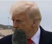 Видео: Новинар го удира Трамп со микрофон во лице, многумина ја коментираат неговата реакција