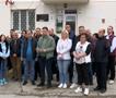 Мирни собири пред Центрите за социјална работа поради испуканите куршуми кон нивната колешка
