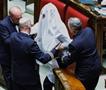 Пратеник влета во италијанскиот парламент маскиран како дух, бара референдум (ВИДЕО)