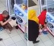 Деца испразнија автомат полн со играчки: казнете ги нивните родители (ВИДЕО)
