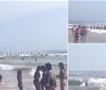 Драматично на плажата во Улцињ: Спасувачите и туристите се борат со големи бранови за да спасат жена (ВИДЕО)