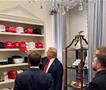 Сите се чудат колку МАГА капчиња има Трамп, им се фали на претседателите во плакарот (ВИДЕО) 