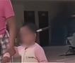Тригодишно девојче со забиен нож во главата мирно оди на доктор (Вознемирувачко видео) 