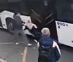 Автобус влече петгодишно дете по улица- вратата му ја зафатила ногата, мајка му во очај (ВИДЕО)