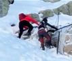 Драма на планина: Родители решиле да се искачат на врвот со бебе во ранецот, едвај го спасиле (ВИДЕО)