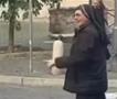 Калуѓерка го регулира сообраќајниот метеж на улиците на Рим (ВИДЕО)