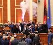 Хаос во албанскиот парламент, опозициските пратеници ја блокираа седницата