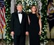 Божиќната фотографија на Меланија и Доналд Трамп предизвика дебата на мрежите: Честитката е „студена“ 