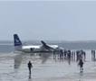 Поради дефект, патнички авион слета на плажа и се заринка во море- патниците шокирани (ВИДЕО)