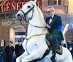 Андреа Бочели пристигна на коњ на фестивалот Сан Ремо (ВИДЕО)