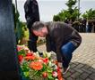 Министерот Тошковски положи свежо цвеќе во Инџиково и Бутел во чест на загинатите македонски херои од „Диво Насеље“
