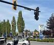Ваква сцена не се гледа ниту на филм: Мотор, по сообраќајка виси на семафор- минувачите шокирани (ВИДЕО) 