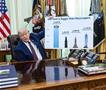 Трамп мафта со графикон на прес конференција: Нашиот базен ќе биде поголем и од висококатници 