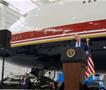 Трамп го претстави луксузниот претседателски авион, што му го подари Катар (ВИДЕО) 