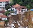 Драматично во Нови Пазар: Половина куќа виси во бездна, свлечиштето ја носи (ВИДЕО)