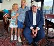 Ерик Трамп објави фотографија од својот татко, луѓето мислат дека е вештачка интелигенција
