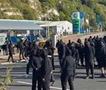 Хаос во Англија: маскирани демонстранти го блокираа Довер, запрен е сообраќајот кон Европа (ВИДЕО)