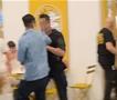 Масовна тепачка во бар на Халкидики: Двајца нападнаа турист, па настана хаос- летаат столови (ВИДЕО)