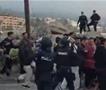 Хаос во Сеута- мигрантите ја нападнаа шпанската полиција, ангажирана е и војската- има повредени (ВИДЕО)