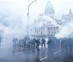 Експлозија на незадоволство во Аргентина: Луѓето излегоа на улиците, избија судири – повредени полицајци
