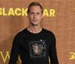 Александер Скарсгард на филмска премиера се појави во килт и со маица со ликот на колешката (ФОТО)