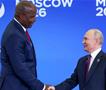Путин му беше домаќин на африкански претседател, висок 204 сантиметри- сите му се смеат (ФОТО)