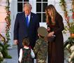 Доналд и Меланија Трамп даваа слатки во Белата куќа- момче се појави во руска униформа (ВИДЕО)