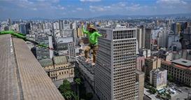 Бразилец оди по жица на 114 метри височина, глетката е неверојатна (ВИДЕО)